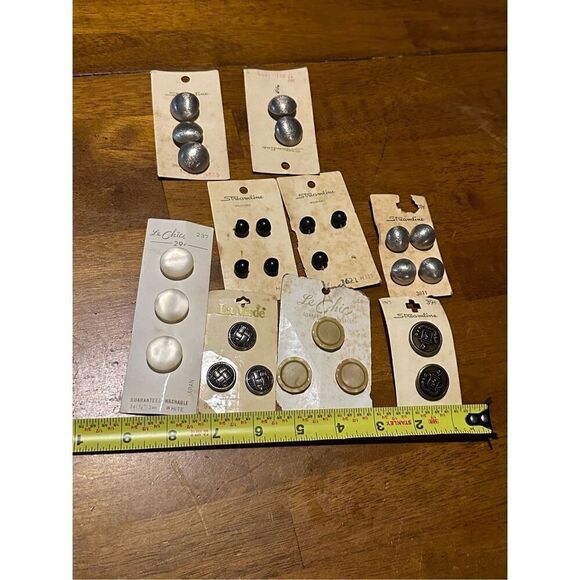 Vintage Button Lot Metal and Plastic on Cards USA 27 Pieces Old Stock - Picture 9 of 9